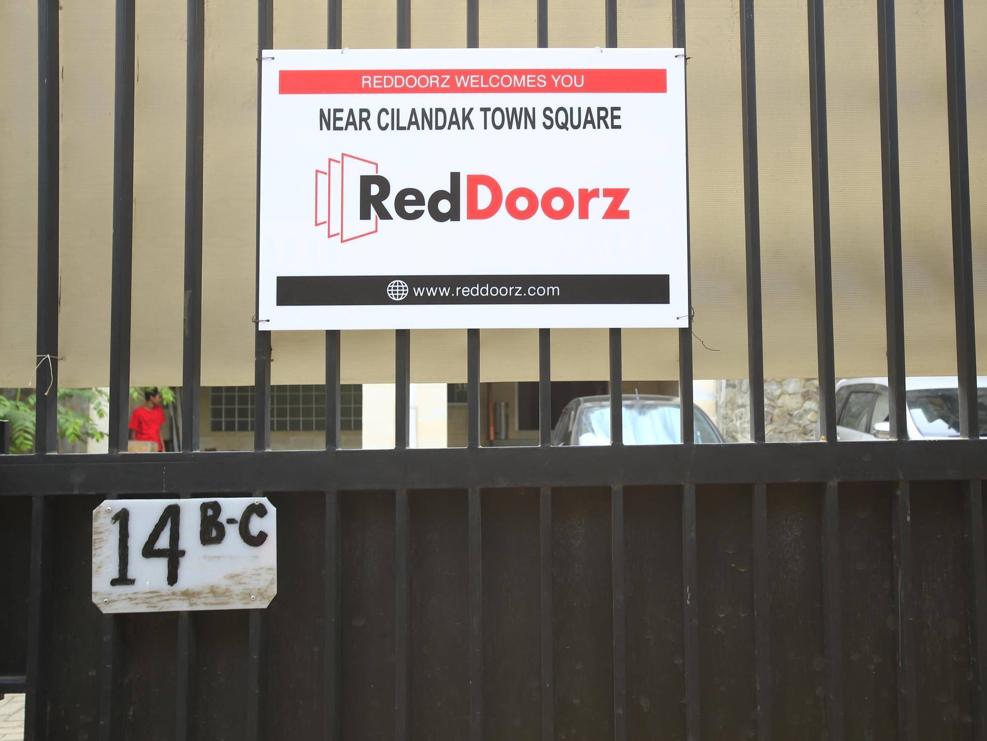 Отель Reddoorz Near Cilandak Town Square Джакарта Экстерьер фото