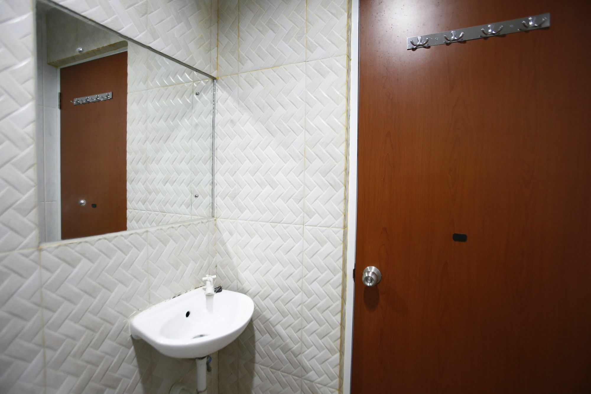 Отель Reddoorz Near Cilandak Town Square Джакарта Экстерьер фото